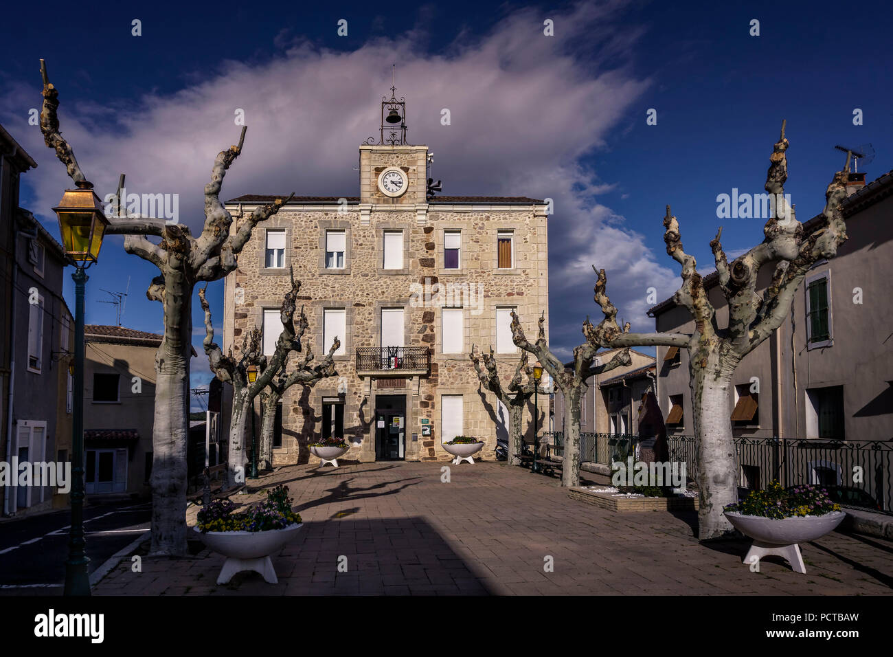 Municipio (Mairie) di Quarante in inverno Foto Stock