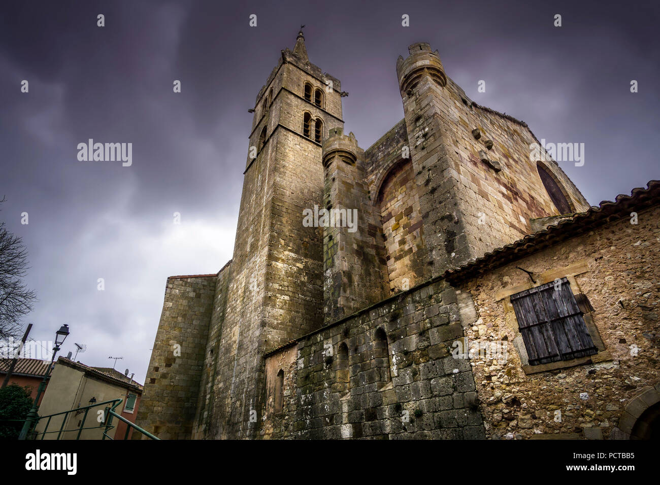 Cruzy, la chiesa Église Sainte Eulalie de Mérida fu costruito in età romana - stile gotico tra il X e il XIV secolo Foto Stock