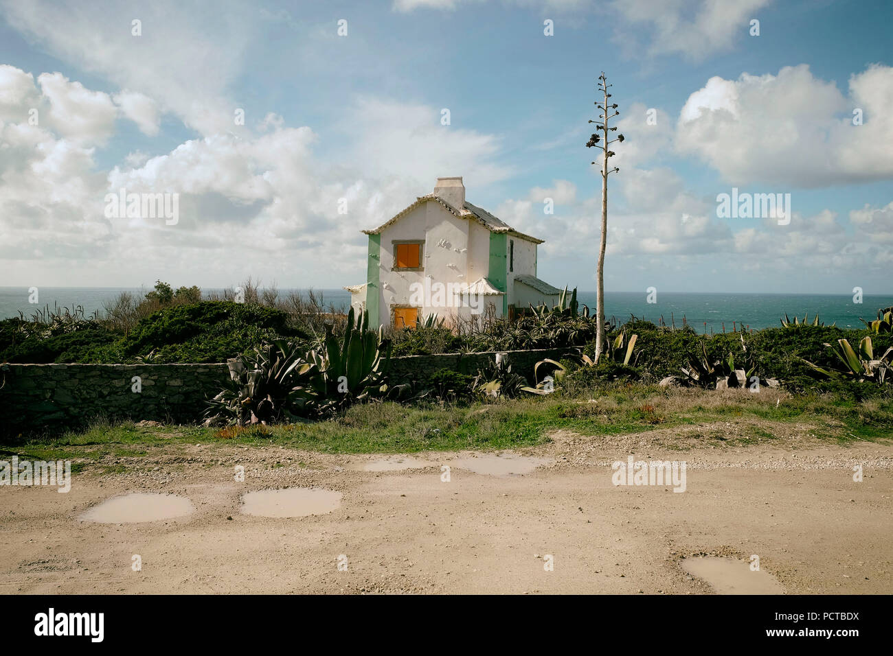 Casa, costa, Cliff, rocce, Atlantico, Portogallo, Foto Stock