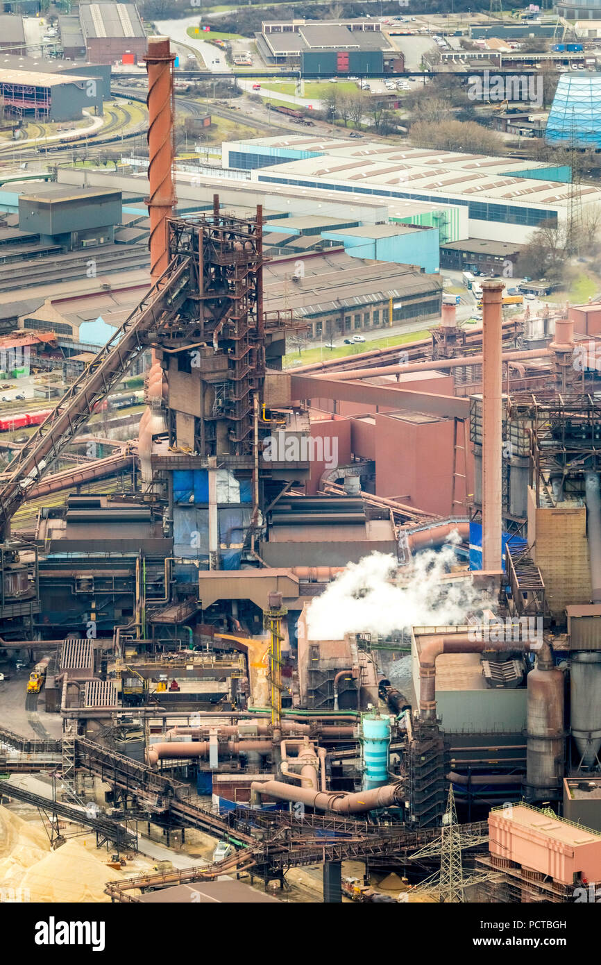 Altoforno con scorie incandescenti MÖV EV Schwelgern, industria siderurgica, industria pesante, Marxloh, Thyssen di acciaio in Duisburg, la zona della Ruhr, Nord Reno-Westfalia, Germania Foto Stock
