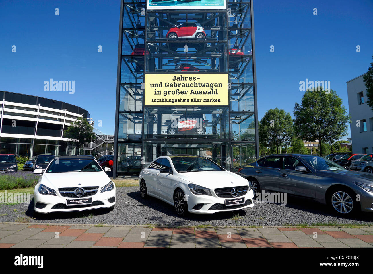 Concessionaria auto, auto usate, Smart, Mercedes, torre di vetro, in  Germania, in Renania settentrionale-Vestfalia Foto stock - Alamy