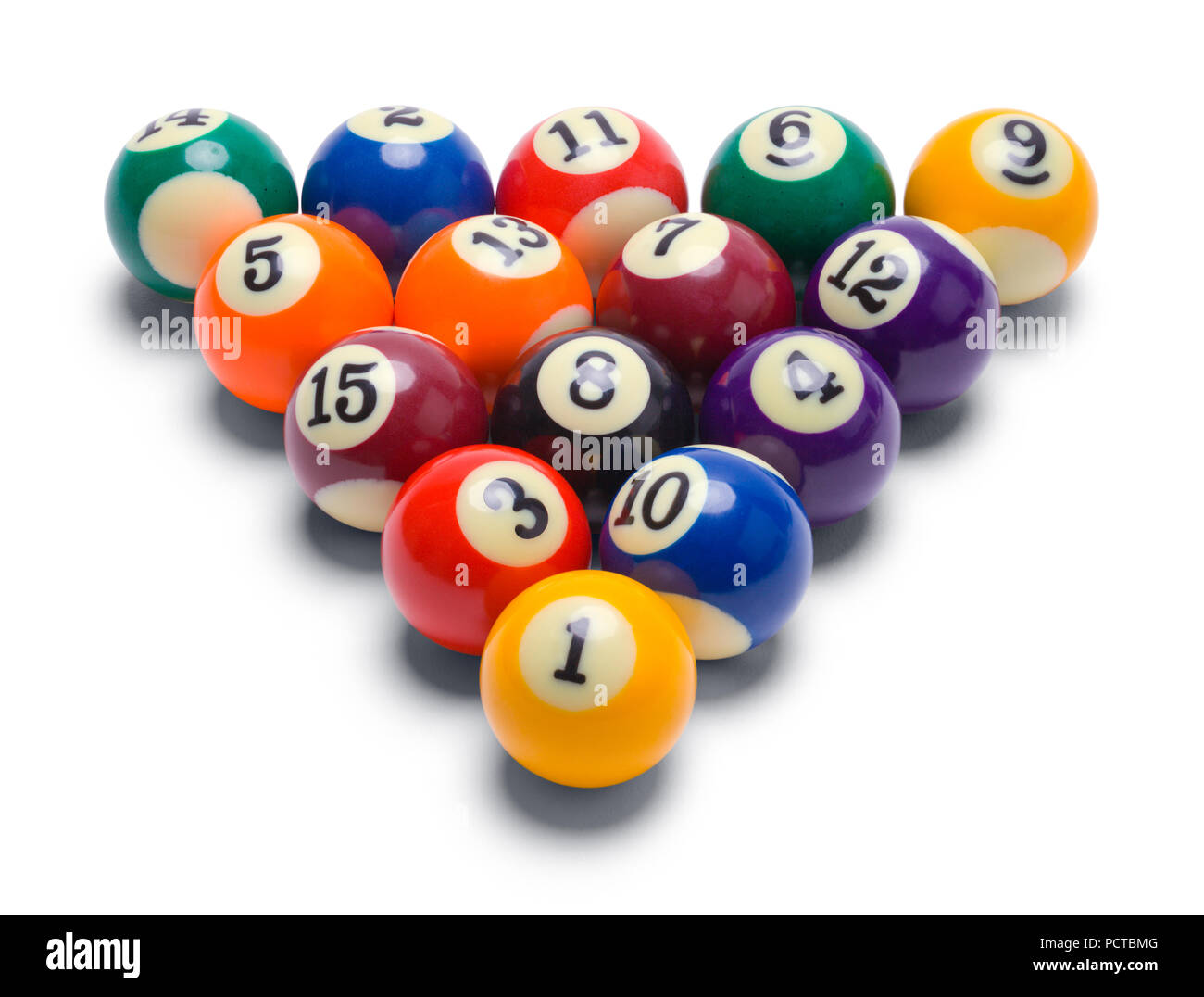 Palle da biliardo con rack nel triangolo isolati su sfondo bianco. Foto Stock