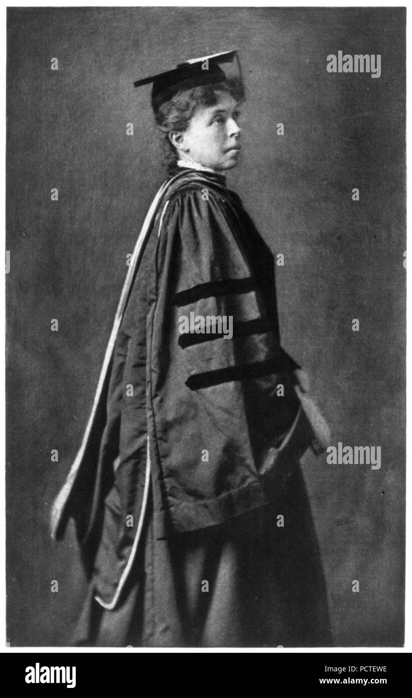 Alice (Freeman) Palmer, 1855-1902; tre quarti di lunghezza, in piedi, indossando il cappuccio accademico e camice, rivolto verso destra Foto Stock
