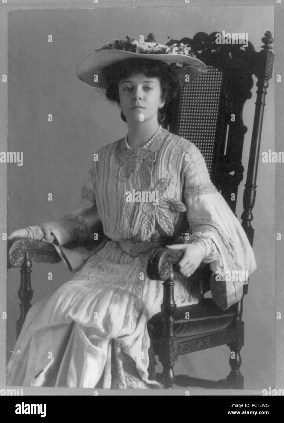 Alice (Roosevelt) Longworth, 1884- , tre quarti di lunghezza verticale, seduto nella sedia, rivolto verso sinistra Foto Stock