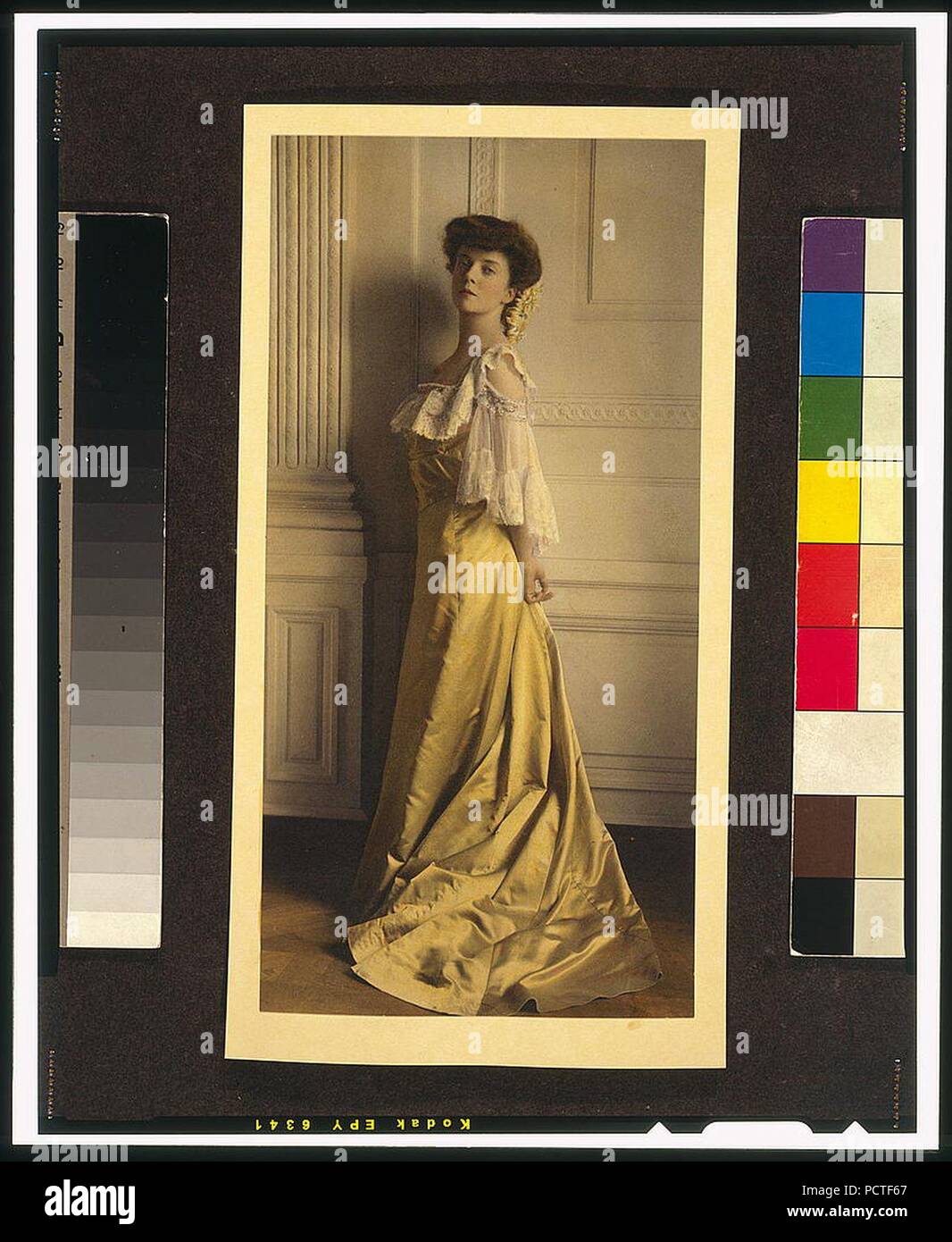 Alice Roosevelt Longworth, ritratto a figura intera, in piedi, rivolto verso sinistra Foto Stock