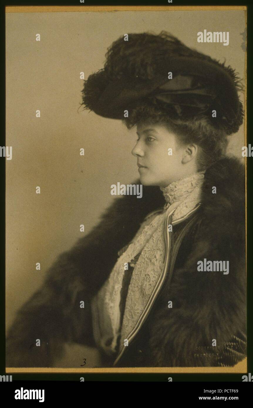 Alice Roosevelt Longworth, mezza lunghezza ritratto, indossando un cappello e pelliccia, seduto, rivolto verso sinistra Foto Stock