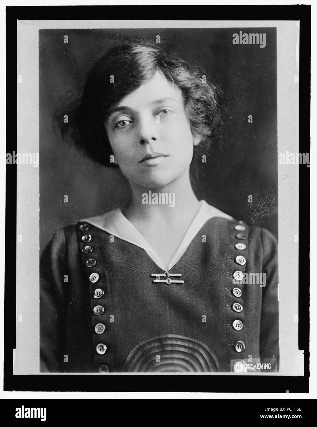 Alice Roosevelt Longworth, testa e spalle ritratto, rivolto verso la parte anteriore Foto Stock