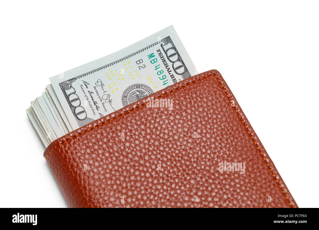 Portafoglio in pelle pieno di centinaia di dollari isolato su bianco. Foto Stock