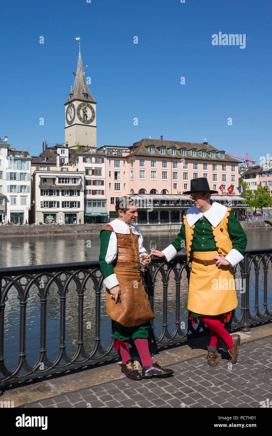 Membri della corporazione su la parata delle gilde sul Limmatquai e vista di San Pietro, il Festival di Primavera di 'Sechseläuten', Old Town, Zurigo, Cantone di Zurigo, Svizzera Foto Stock