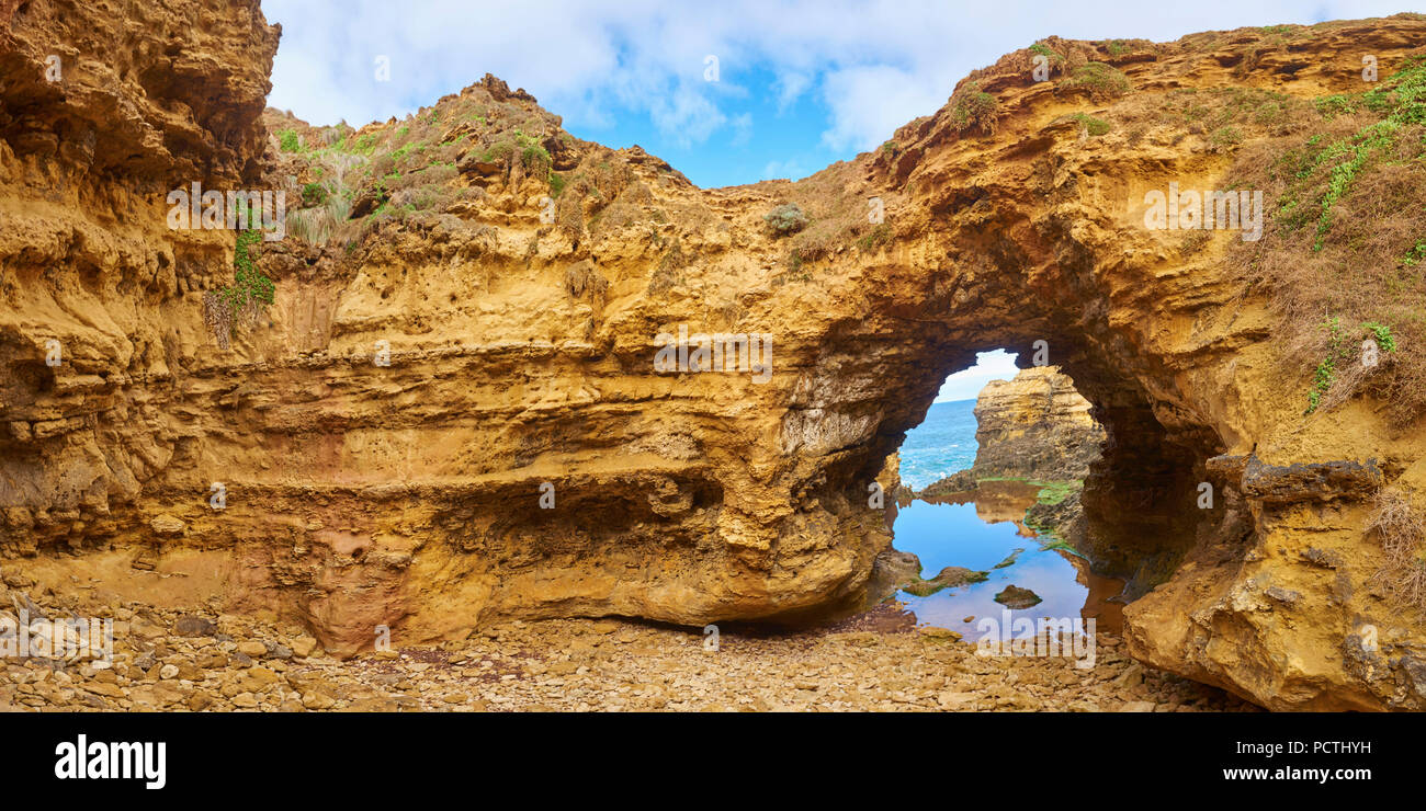 Paesaggio 'grotta', Great Ocean Road, Parco Nazionale di Port Campbell, Victoria, Australia, Oceania Foto Stock