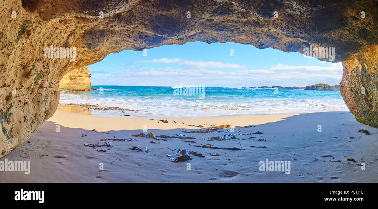 Grotte di spiaggia costiera, paesaggio, Great Ocean Road, Parco Nazionale di Port Campbell, Victoria, Australia, Oceania Foto Stock