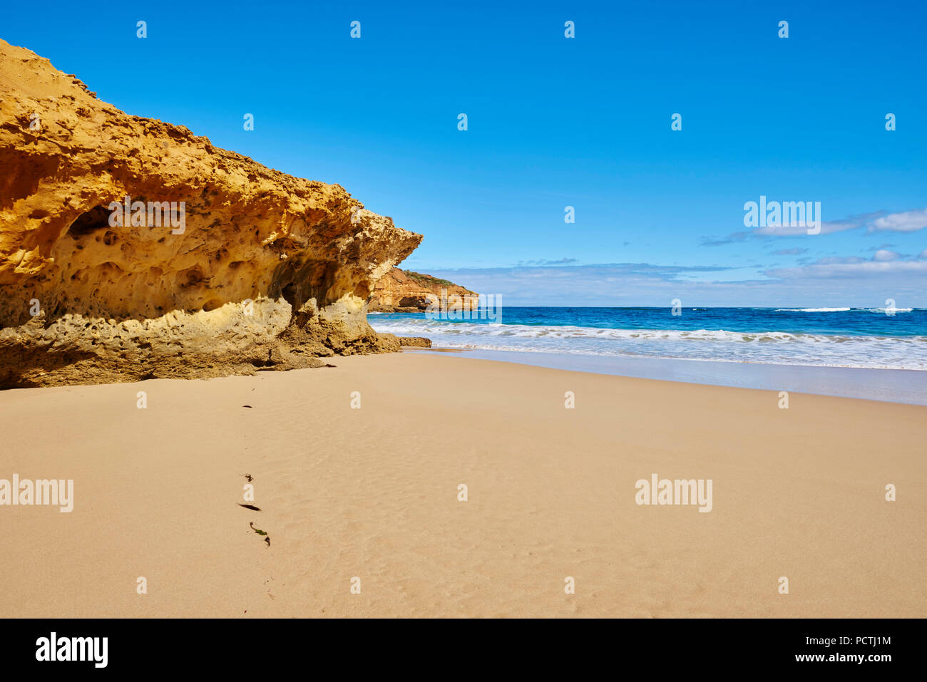 Spiaggia costiera, campagna, Great Ocean Road, Parco Nazionale di Port Campbell, Victoria, Australia, Oceania Foto Stock