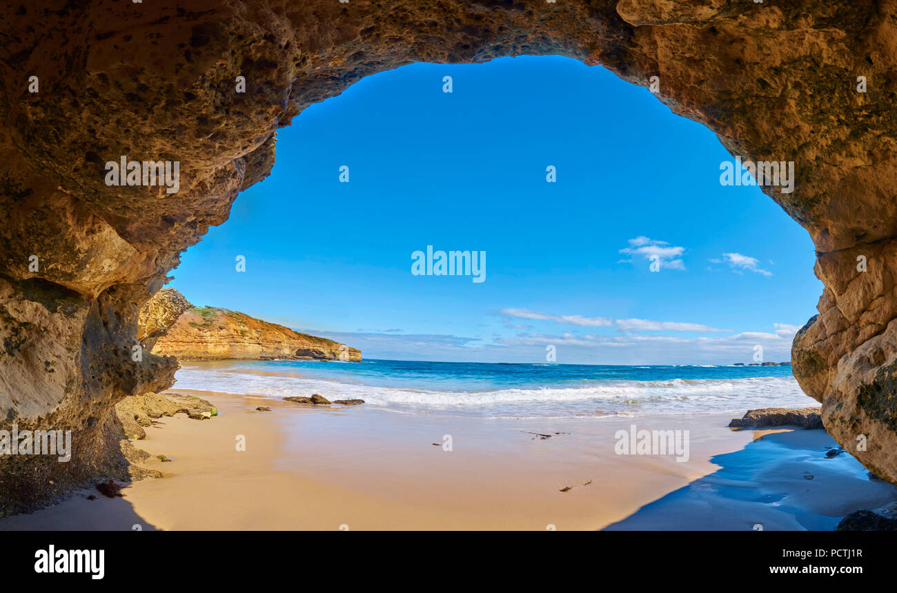 Grotte di spiaggia costiera, paesaggio, Great Ocean Road, Parco Nazionale di Port Campbell, Victoria, Australia, Oceania Foto Stock