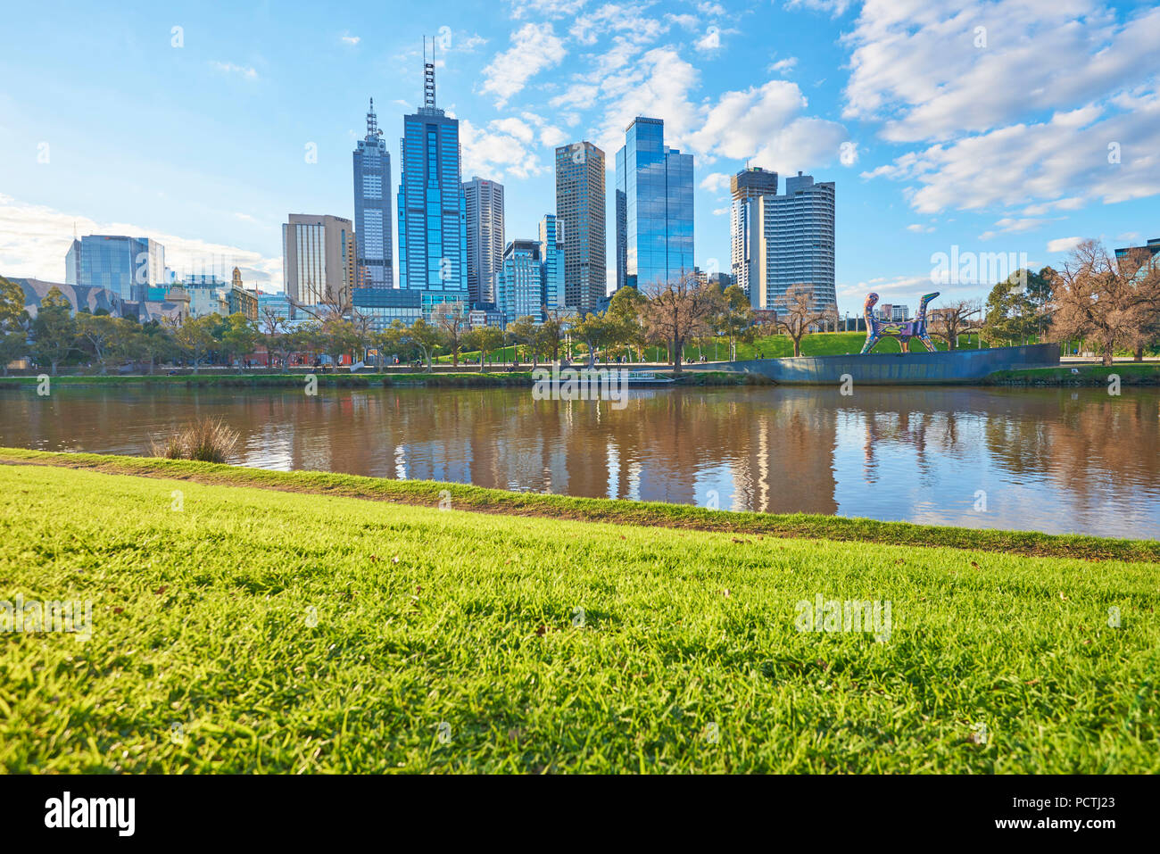 Skyscraper (Fitzroy) presso il fiume Yarra, paesaggio urbano, Melbourne, Victoria, Foto Stock