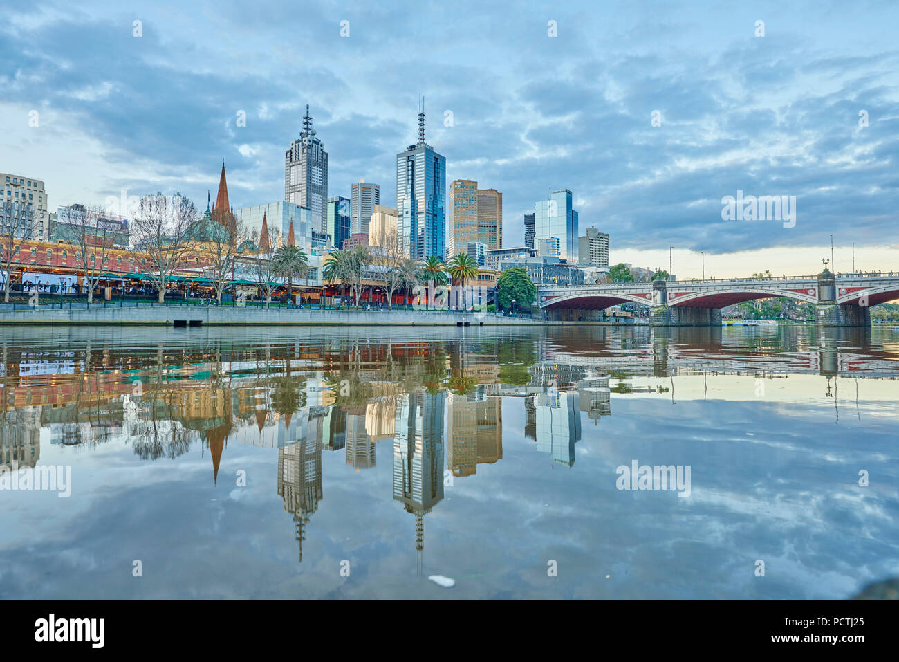 Skyscraper (Fitzroy) presso il fiume Yarra, paesaggio urbano, Melbourne, Victoria, Foto Stock