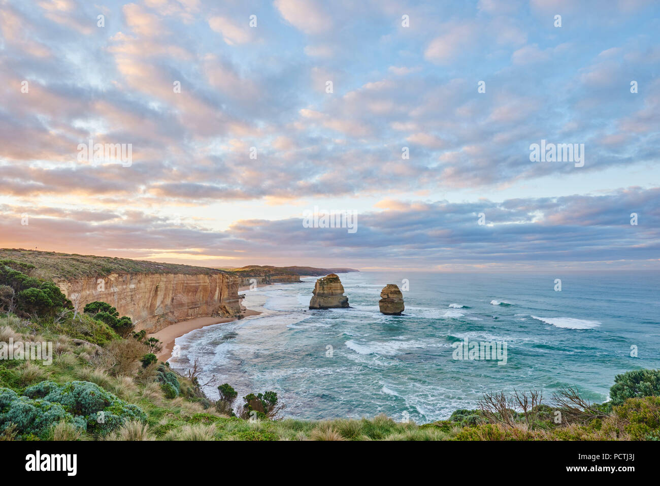 Sunrise a dodici apostoli, Great Ocean Road, Parco Nazionale di Port Campbell, Victoria, Australia, Oceania Foto Stock