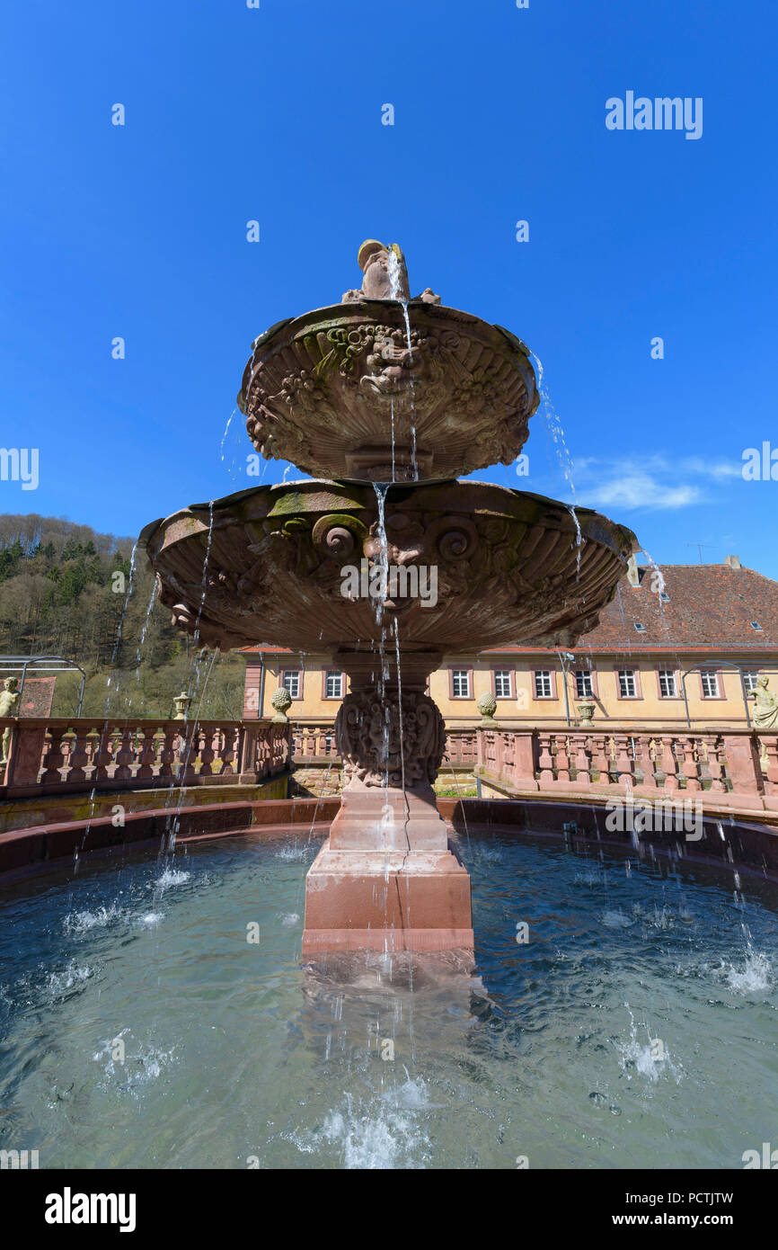 Fontana nel giardino del convento, Monastero, Bronnbach Wertheim, Taubertal, Tauberfranken, Main-Tauber-distretto, Baden-Württemberg, Germania Foto Stock