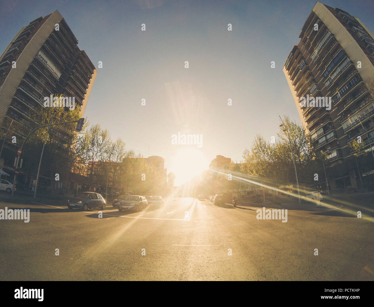 Le strade di Madrid su un giorno di estate Foto Stock