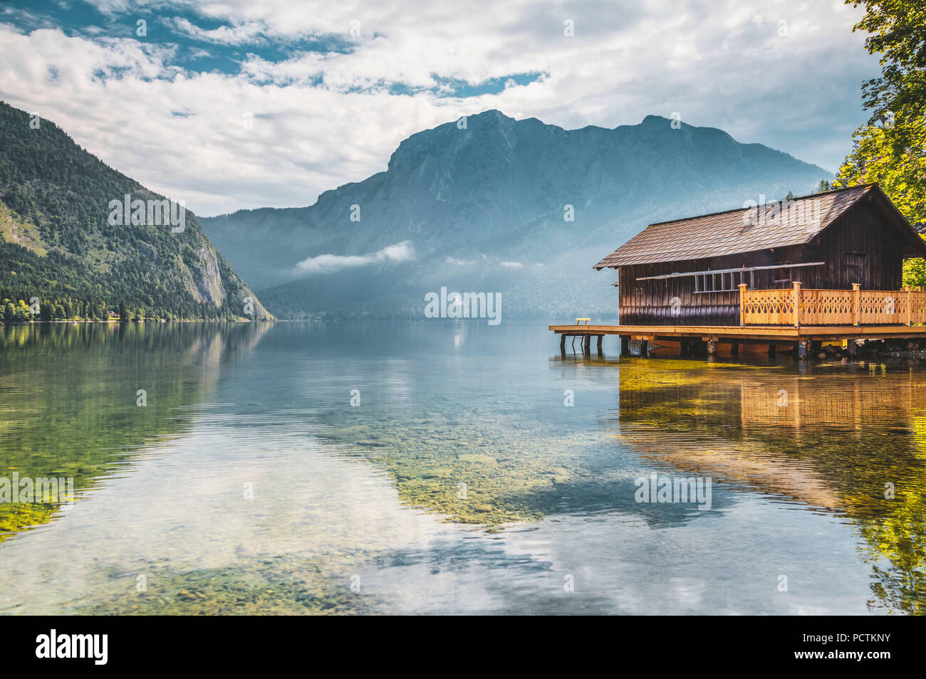 Capanna di pesca sul lago di Altaussee e la montagna Trisselwand in background, Altaussee, Stiria, Austria Foto Stock