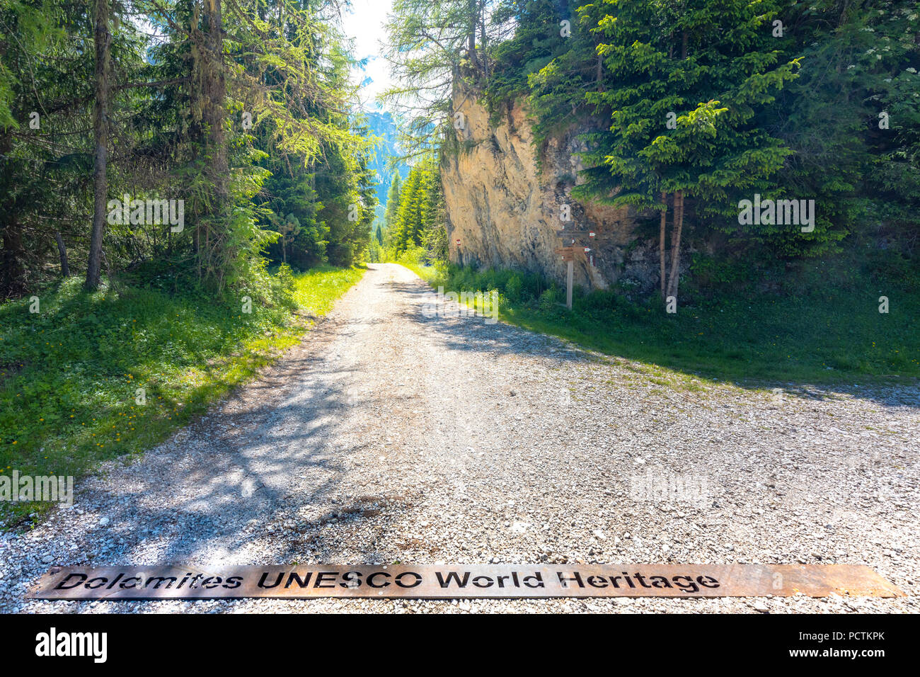 Dolomiti patrimonio mondiale Unesco, scritto sul ferro su uno degli ingressi del Puez-Geisler Natura Park, Dolomiti, Bolzano, Alto Adige, Italia Foto Stock