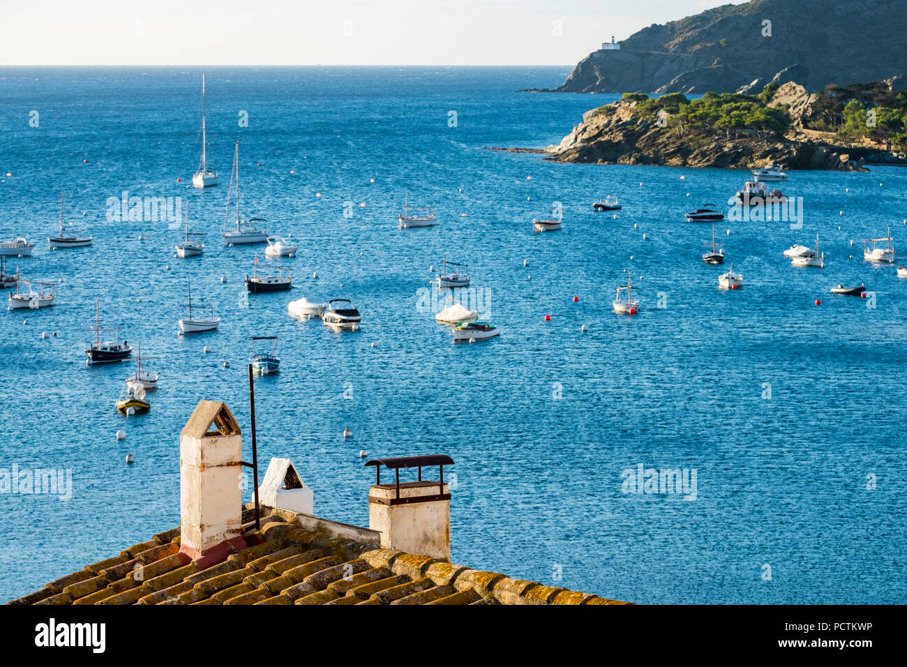 Il villaggio di pescatori di Cadaques è una delle principali destinazioni turistiche della Costa Brava nella provincia di Gerona in Catalogna Spagna Foto Stock