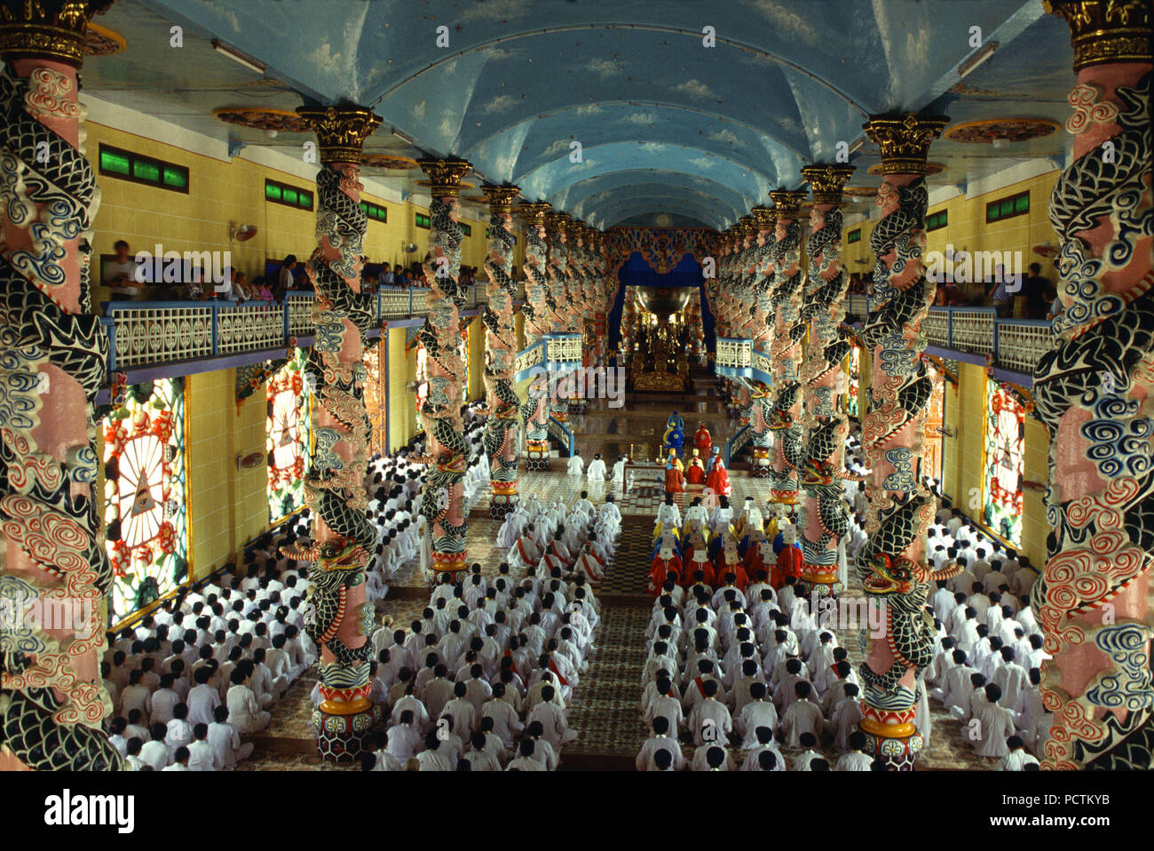 Persone in preghiera in Cao Dai temple, Tay Ninh, Vietnam, Indocina Foto Stock