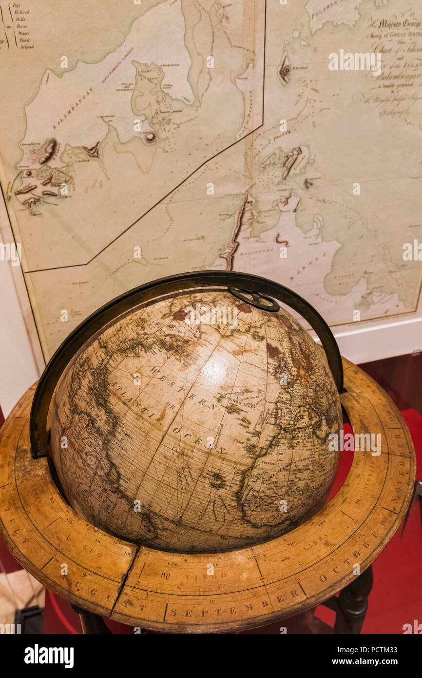 Gran Bretagna, Scozia, Edimburgo, il Museo Nazionale di Scozia, presentano del globo terrestre datata 1804 e mappa di navigazione datata 1770 Foto Stock