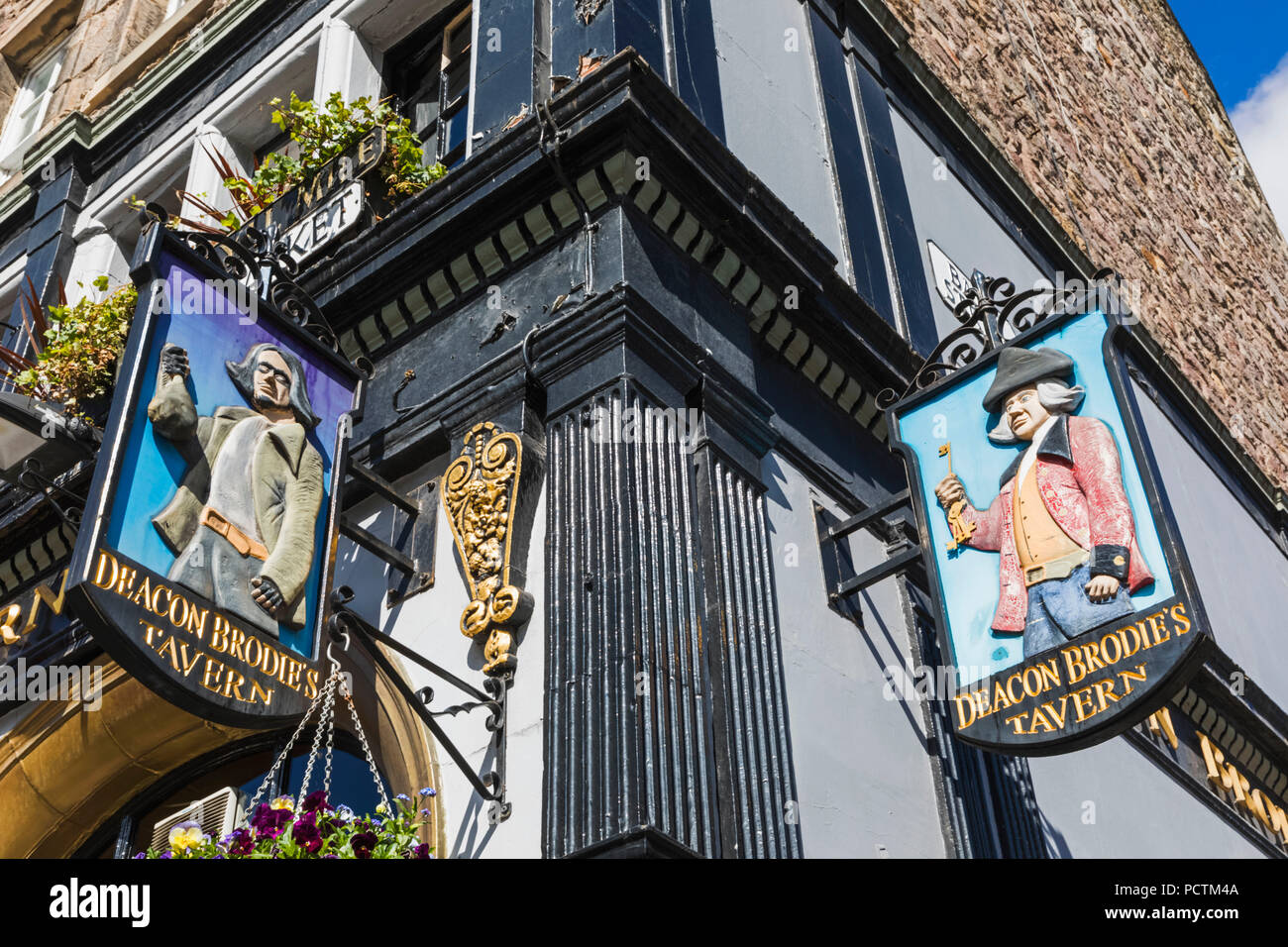 Gran Bretagna, Scozia, Edimburgo, il Royal Mile, Deacon Brodies Tavern Pub segno Foto Stock