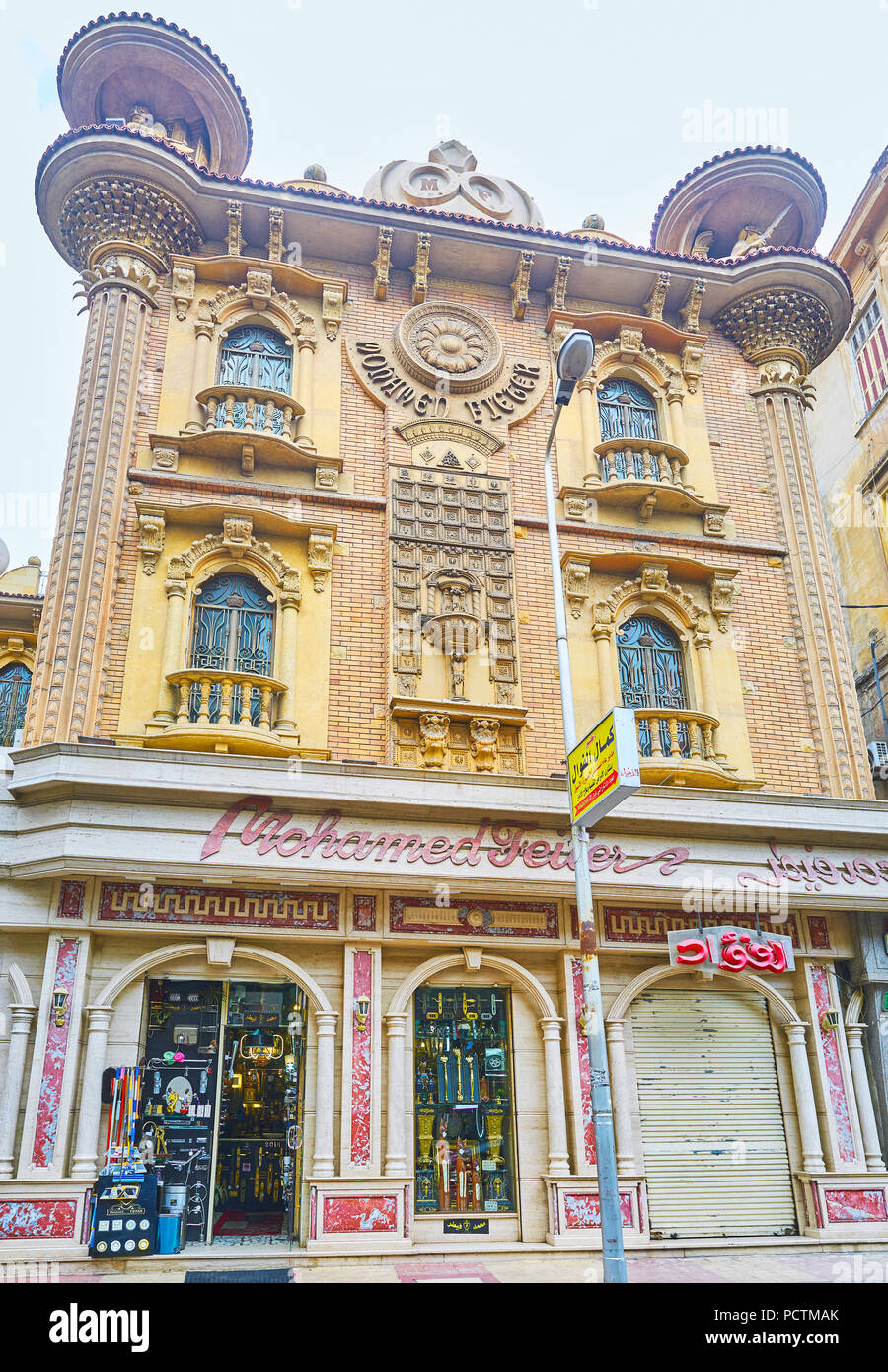Facciata del secolo scorso mansion di Mohamed Feiter, decorato con pannelli in maiolica e dettagli scolpiti, situato sulla strada Estanbul ad Alessandria, Egitto. Foto Stock
