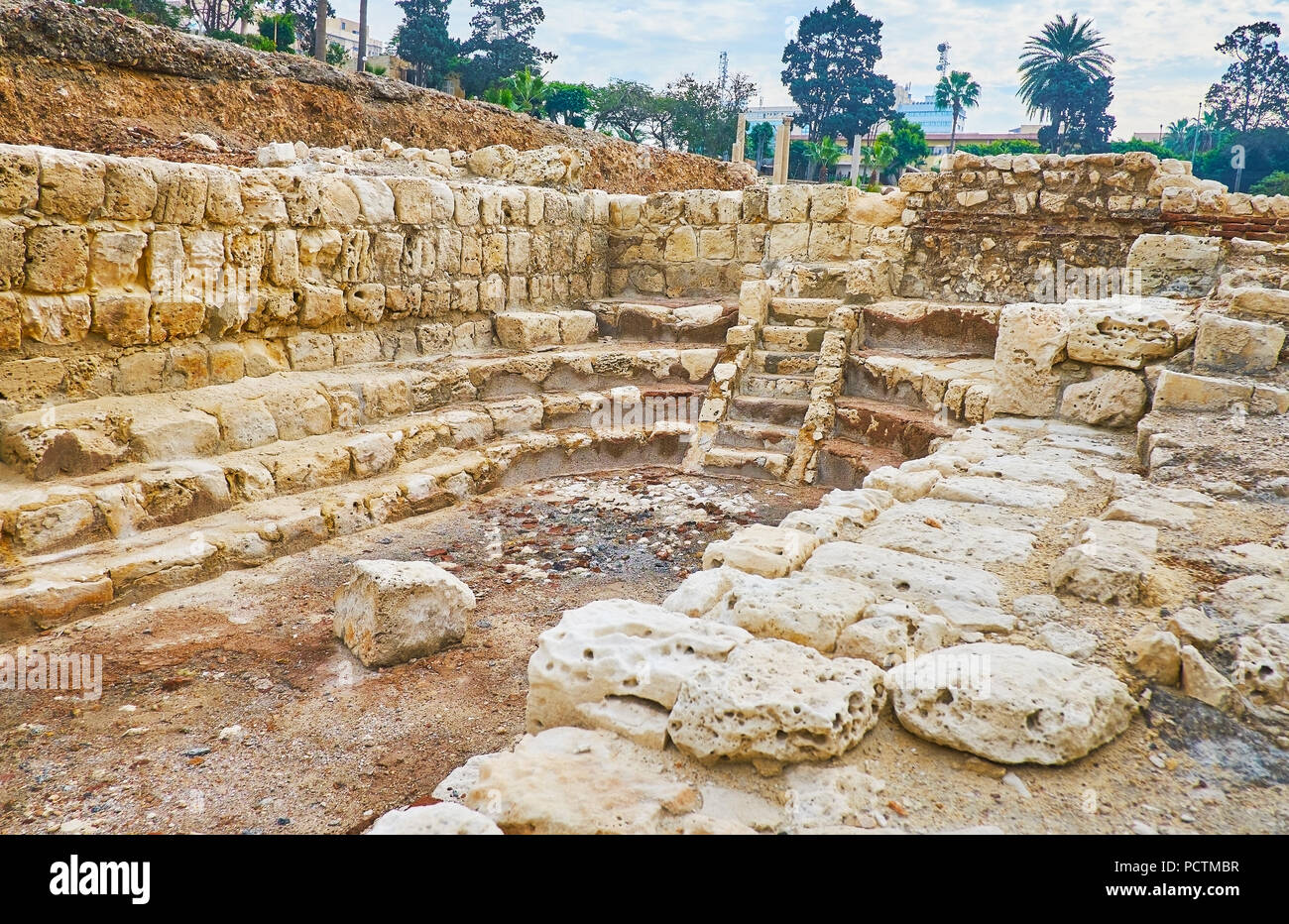 Le rovine di Auditorium romano - l'antico edificio educativo (lecture hall) con conserva di pareti e scale, Alessandria, Egitto. Foto Stock