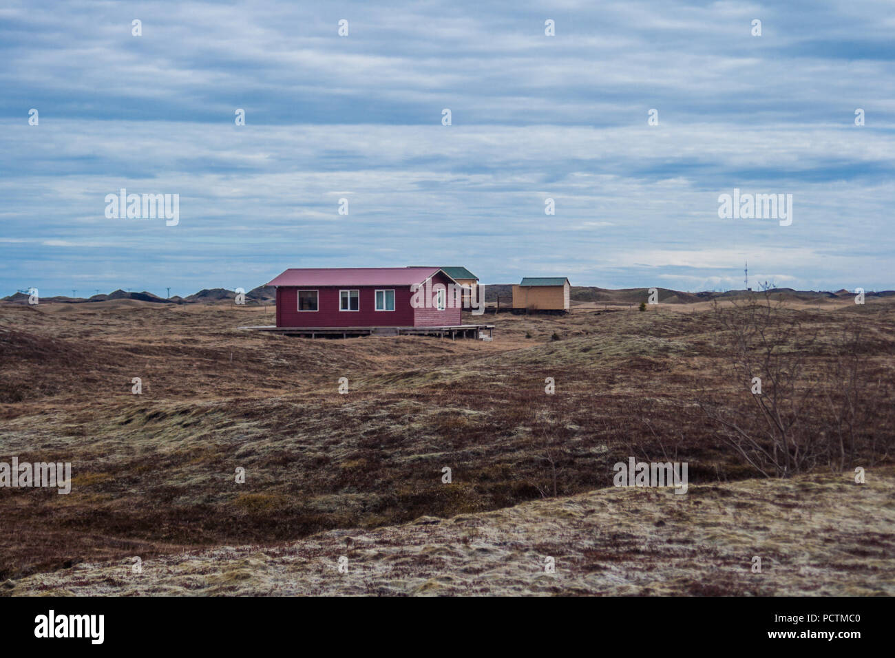Cottage in stile scandinavo in Islanda. Bellissimo paesaggio sfondo Foto Stock