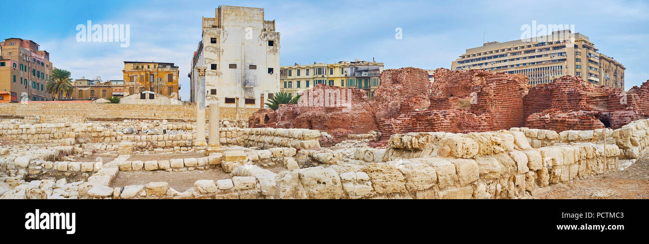 Panorama del sito archeologico di epoca romana di nome Kom Dikka annunci (Kom el Dekka) con ruderi romani di auditorium e bagni ad Alessandria, Egitto. Foto Stock