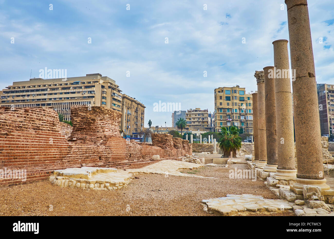 Il sito archeologico di Kom Dikka annunci con i resti delle antiche terme romane (bagni) e alte colonne di pietra ad Alessandria, Egitto. Foto Stock
