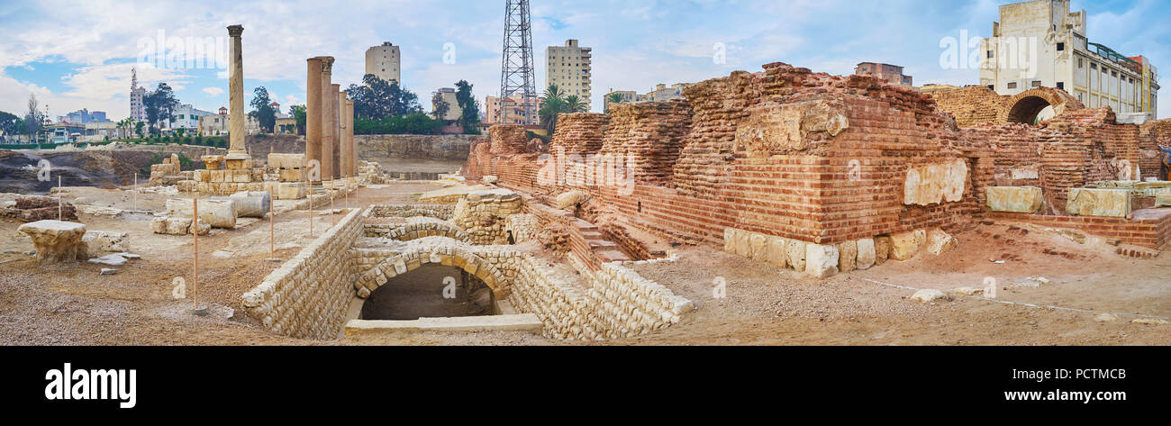 Panorama di Kom Dikka annunci (Kom el Dekka) con i resti delle antiche terme (bagni) in mezzo ad Alessandria, Egitto Foto Stock