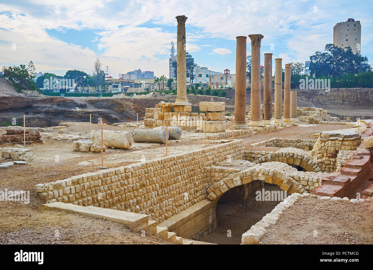 La città ha preservato siti romani con antiche rovine di bagni, auditorium e ville, Alessandria, Egitto. Foto Stock