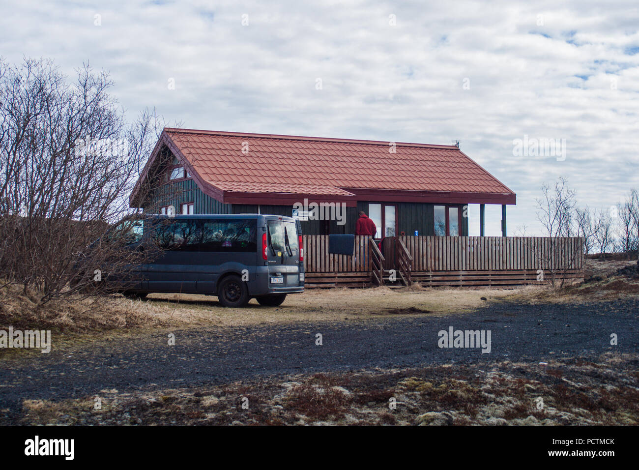 Cottage in stile scandinavo in Islanda. Bellissimo paesaggio sfondo Foto Stock