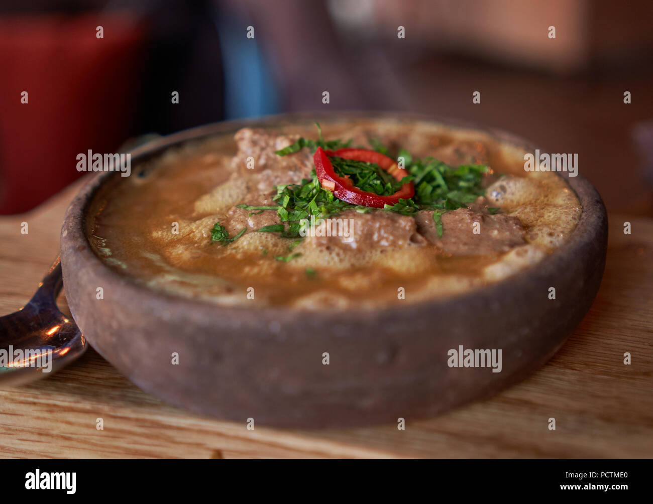 Piatto di carne in una ciotola Foto Stock