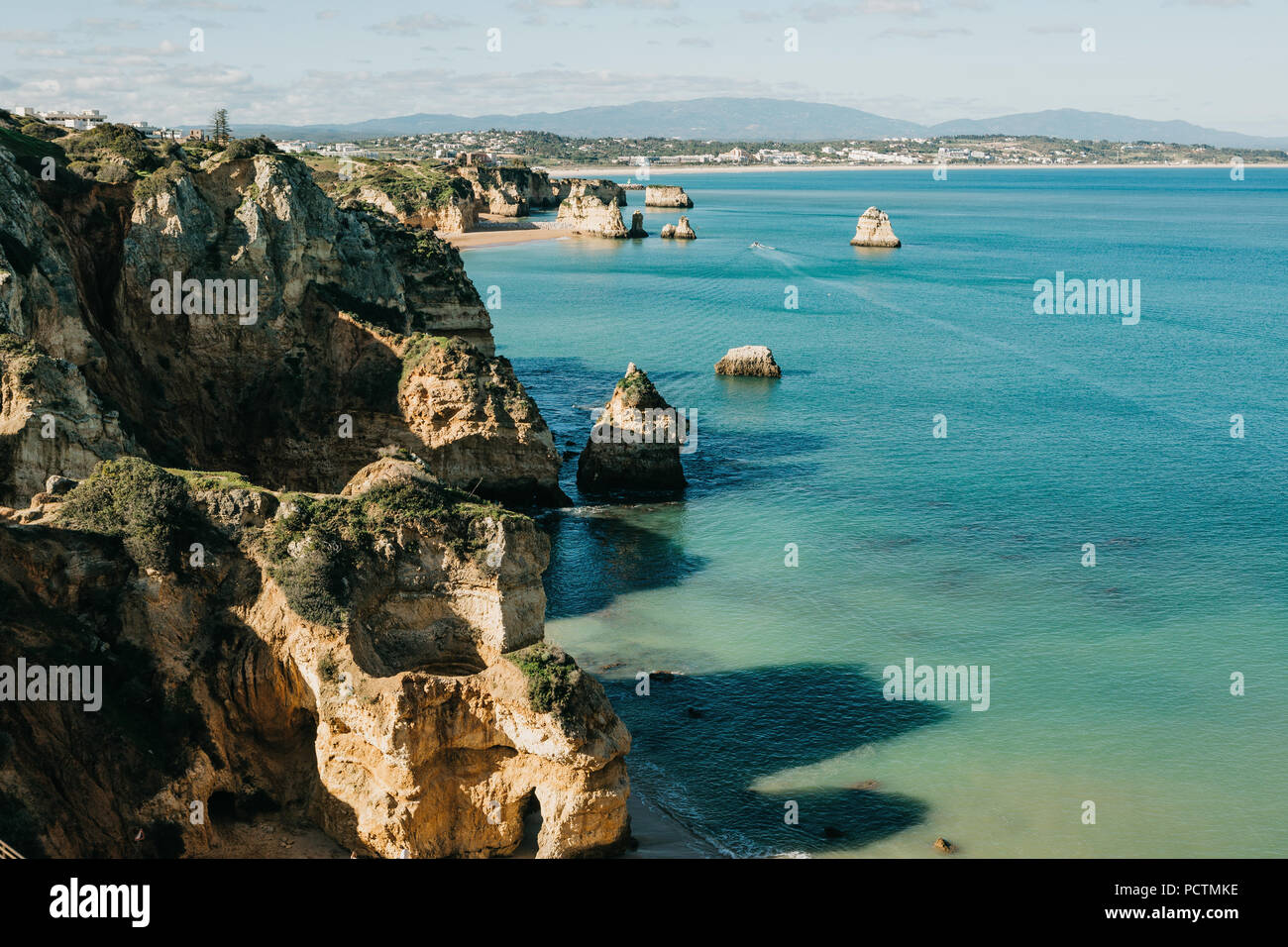 Splendide vedute dell'Oceano Atlantico e le rocce al largo delle coste del Portogallo accanto alla città chiamato Lagos. Incredibile paesaggio naturale. Foto Stock