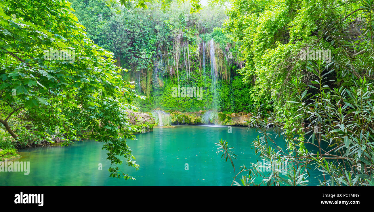 Le cascate di Kursunlu e il bellissimo lago nel canyon, circondato da lussureggiante foresta verde, Aksu, Turchia. Foto Stock