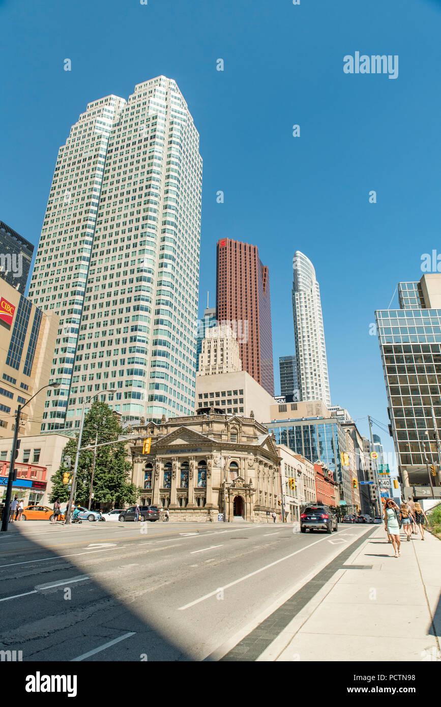 Toronto, Ontario, Canada. Vista nord fino Yonge Street nella zona di intersezione con il Front Street West in estate, Hockey Hall of Fame inferiore medio; vista verticale. Foto Stock