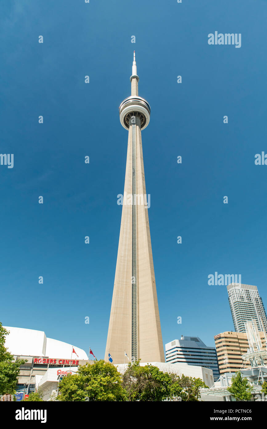 Toronto, Ontario, Canada. Guardando ad ovest da abbassare Simcoe Street in estate presso la CN Tower, Ripley's Aquarium e il Rogers Centre; orientamento verticale. Foto Stock