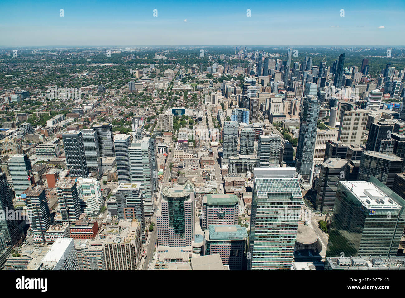 Toronto, Ontario, Canada. Guardando a Nord dalla parte superiore della torre CN verso North York distretto in estate. Foto Stock