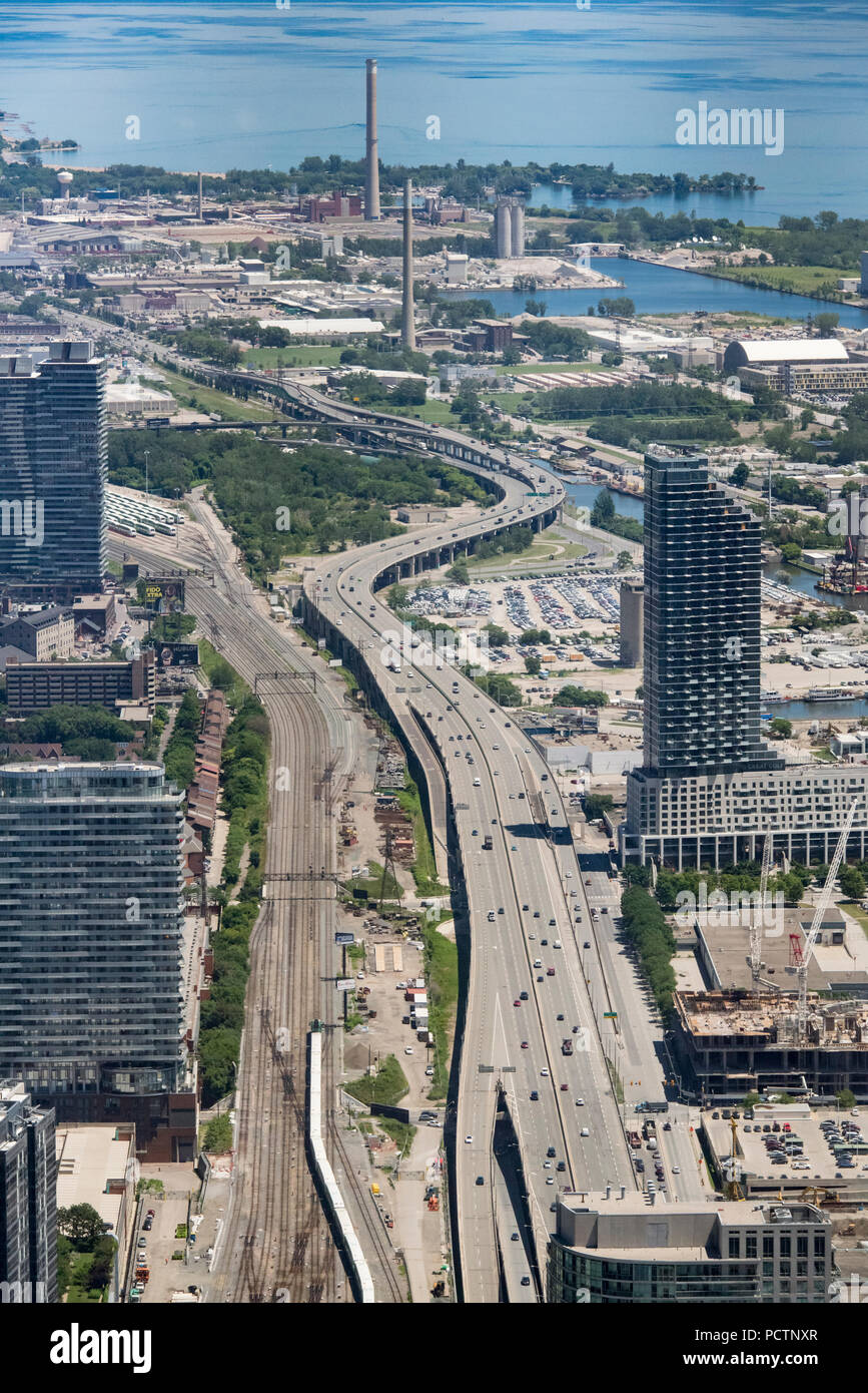 Toronto, Ontario, Canada. Guardando ad est dalla parte superiore della torre CN lungo Gardiner Expressway verso le porte sul lago Ontario in estate, con orientamento verticale. Foto Stock