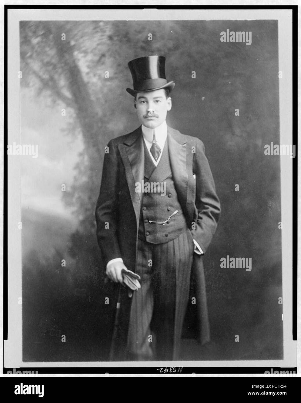 Alfred Gwynne Vanderbilt, tre quarti di lunghezza verticale, in piedi, rivolto verso la parte anteriore, indossare un cappello a cilindro e guanti di contenimento Foto Stock