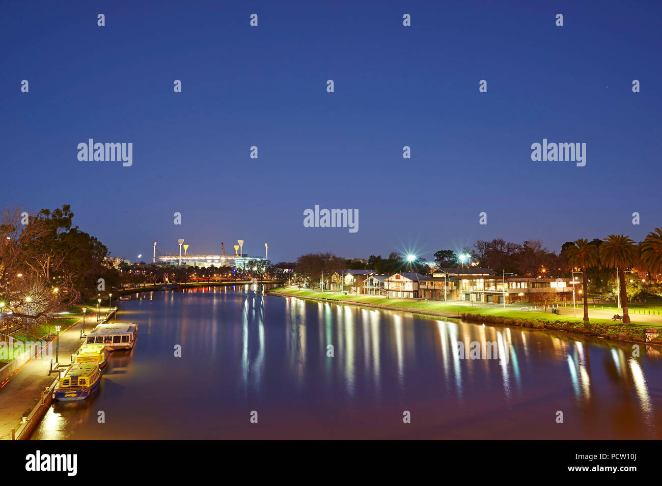 Lo Stadio Olimpico e il parco della città al Fiume Yarra, Cityscape, Melbourne, Victoria Foto Stock