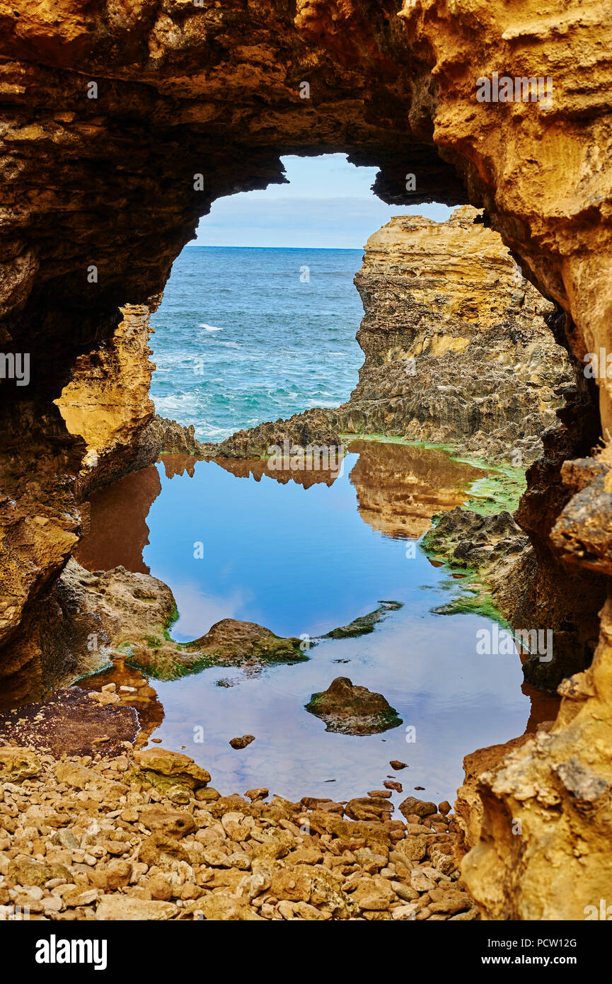 Paesaggio 'grotta', Great Ocean Road, Parco Nazionale di Port Campbell, Victoria, Australia, Oceania Foto Stock