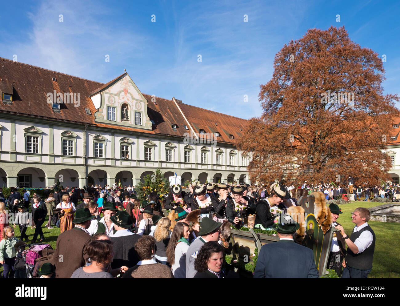 Leonhardi processione, il cortile di Benediktbeuern Abbey, Alta Baviera, Baviera, Germania Foto Stock