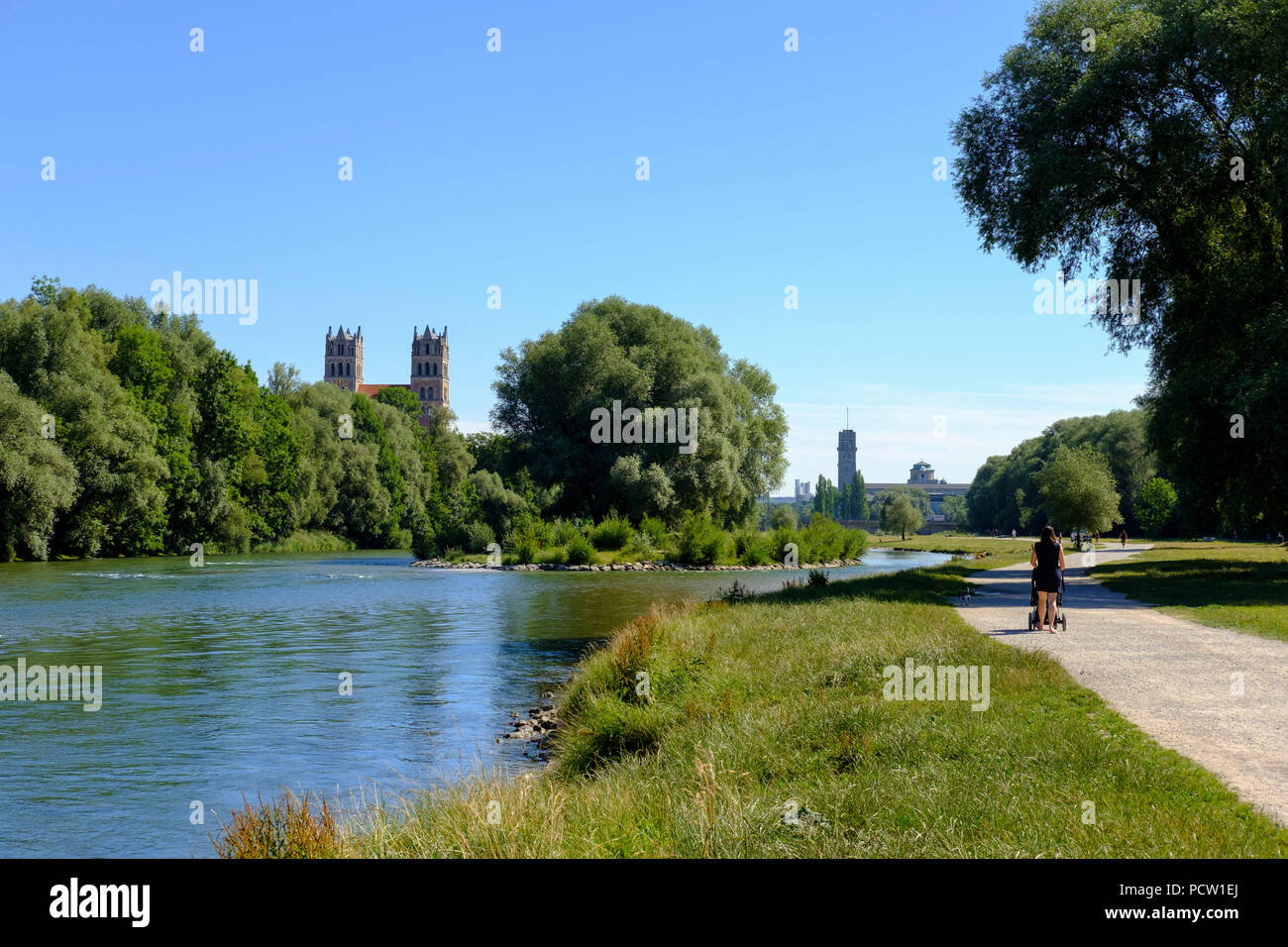 Isar, molla piante, San Massimiliano chiesa nel Glockenbachviertel e Deutsches Museum di Monaco di Baviera, Baviera, Baviera, Germania Foto Stock