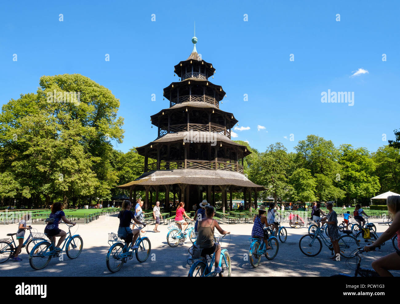 Ciclista, Torre Cinese, Englischer Garten Monaco di Baviera, Baviera, Baviera, Germania Foto Stock