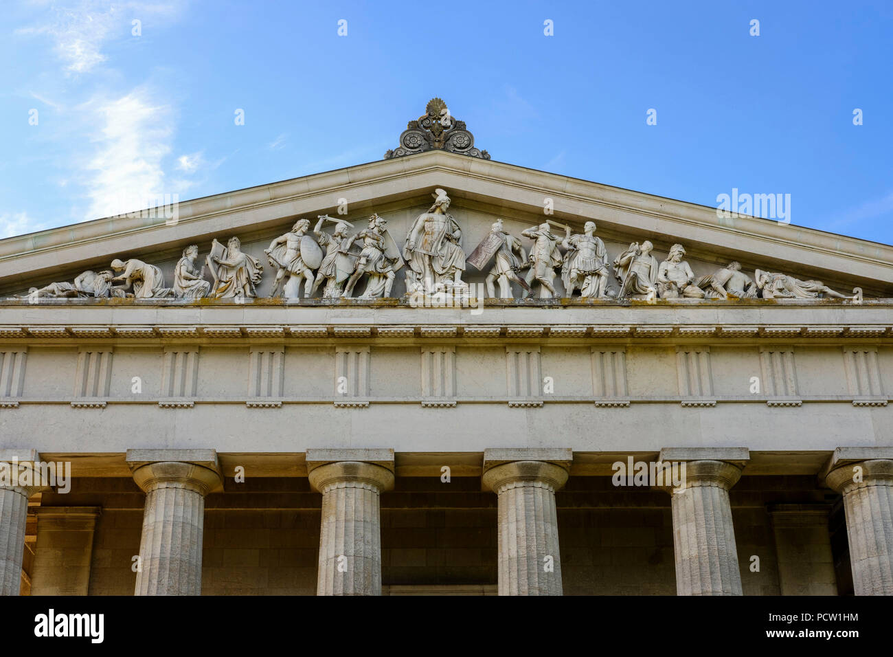Campo di frontone del lato nord con la battaglia della foresta di Teutoburgo, Walhalla, Donaustauf, Foresta Bavarese, Alto Palatinato, Baviera, Germania Foto Stock
